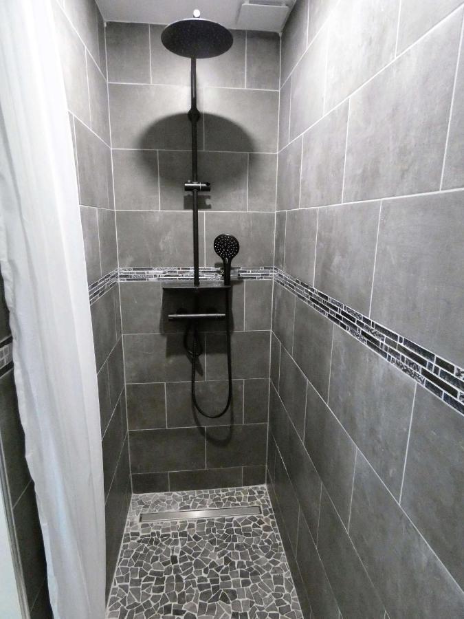 Proche Du Salagou, Agreable Avec Salle D'eau Et Wc Prive Homestay